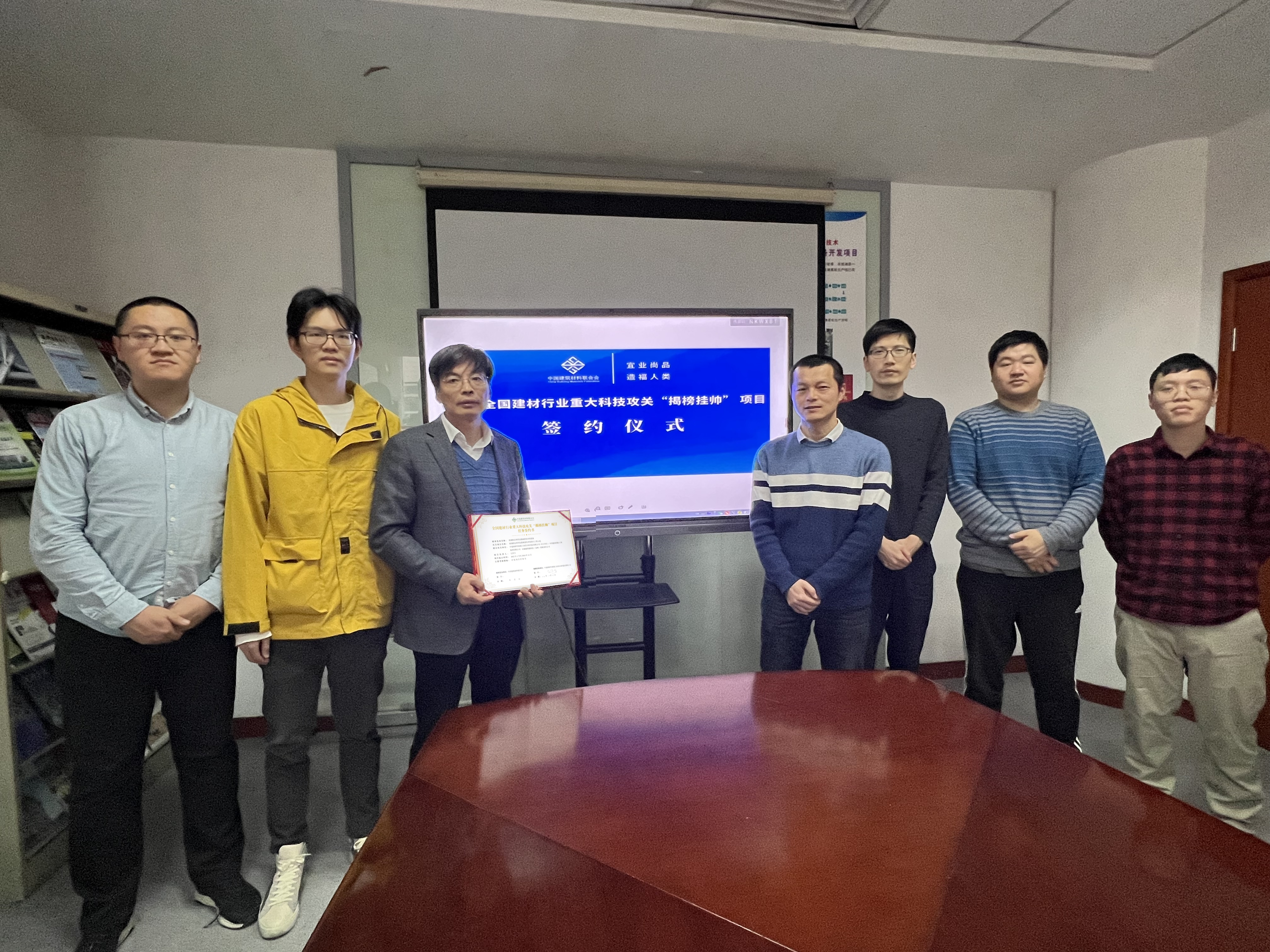 玻璃熔窑利用氢能成套技术装备与工程示范团队.jpg 玻璃熔窑利用氢能成套技术装备与工程示范团队.jpg